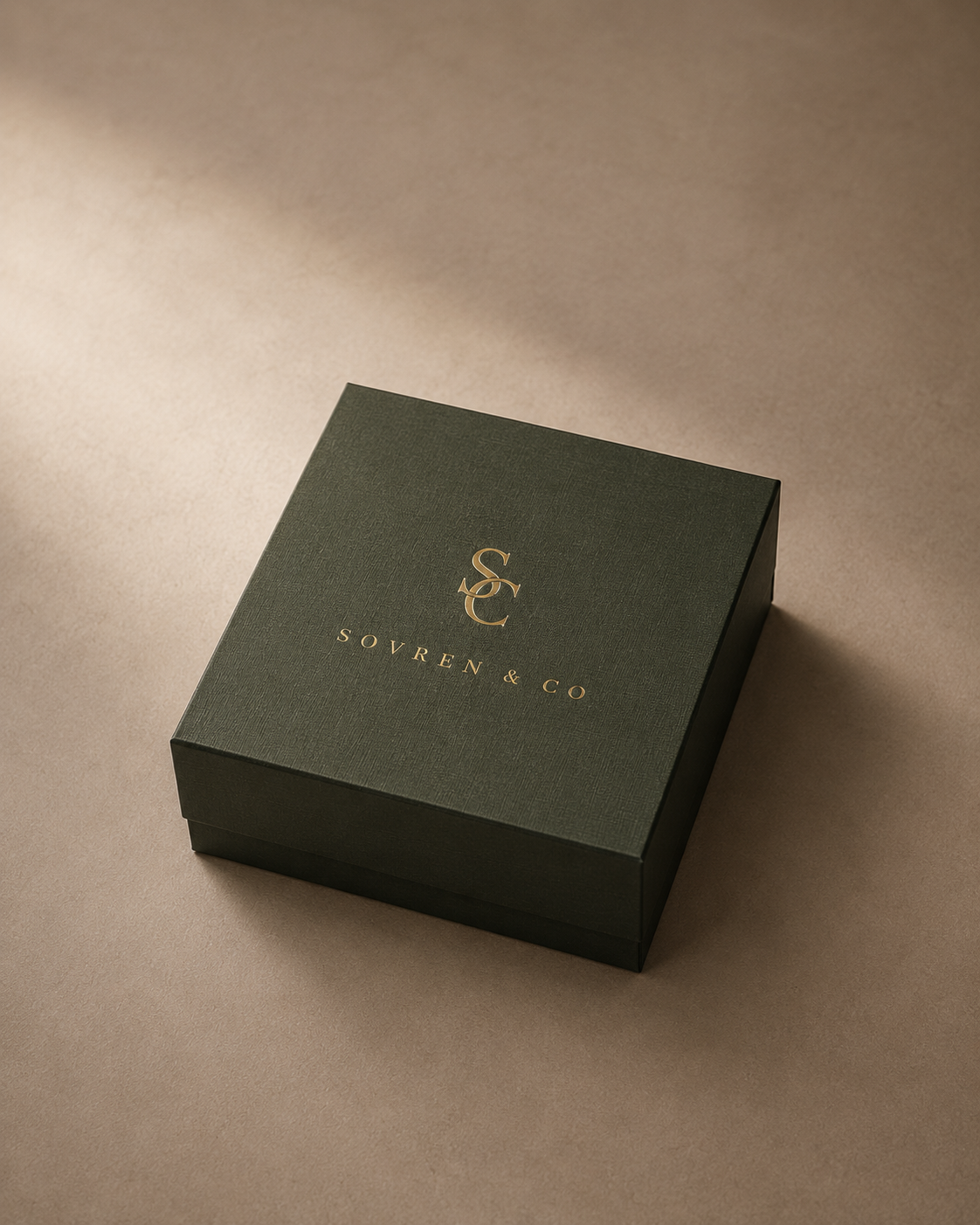 Caixa rígida verde-garrafa da SOVREN & CO com monograma SC e nome em hot stamping dourado